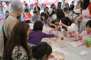 1枚の紙で未来をかえる？ペオ・エクベリのトークショーとHARUKAのワークショップ