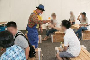 パフォーマンスゾーンエコ大道芸クラウンじんごろう