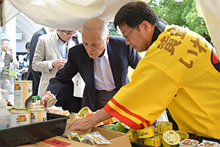 山本環境大臣の視察写真1
