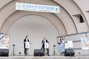 「COOL CHOICE」ステージ<br>原田義昭環境大臣・壇蜜 写真1