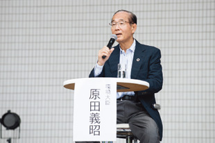 「COOL CHOICE」ステージ<br>原田義昭環境大臣・壇蜜 写真2